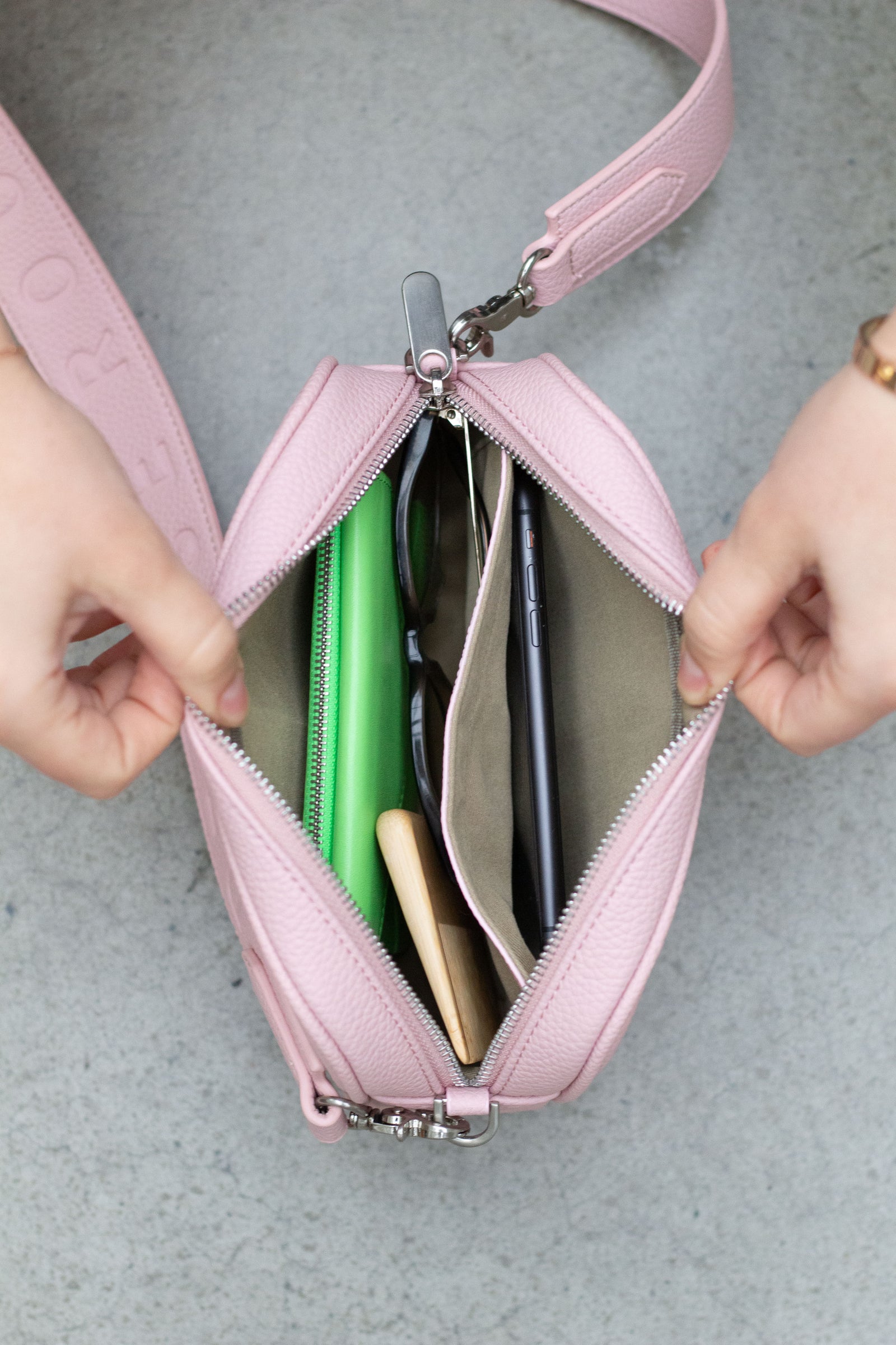 Mini Messenger - Pink – DENISE ROOBOL